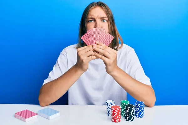Knappe Blanke Man Met Lang Haar Die Pokerend Pokerface Speelt — Stockfoto