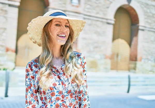 Yaz Şapkası Takmış Mutlu Bir Şekilde Gülümseyen Güzel Sarışın Bir — Stok fotoğraf