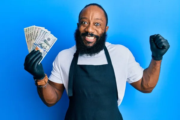 Young African American Man Wearing Professional Apron Holding Usa Dollars — Stock Photo, Image