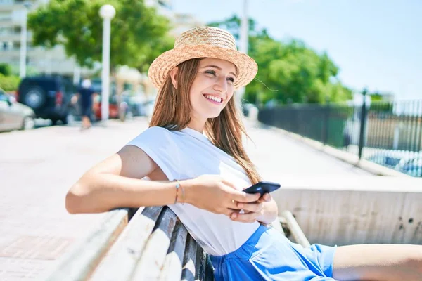 Junge Blonde Frau Urlaub Sitzt Mit Smartphone Auf Bank Der — Stockfoto