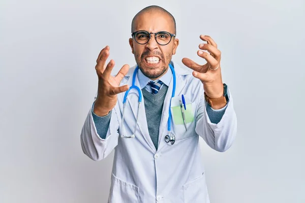 Hispánský Dospělý Muž Doktorské Uniformě Stetoskopu Křičí Frustrovaný Vztekem Ruce — Stock fotografie