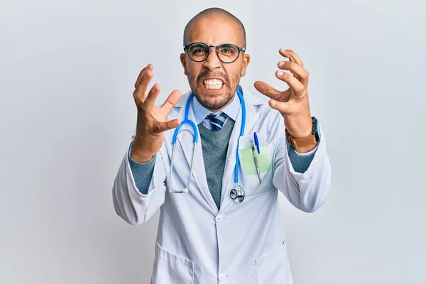 Ispanico Uomo Adulto Indossando Uniforme Medico Stetoscopio Urlando Frustrato Con — Foto Stock