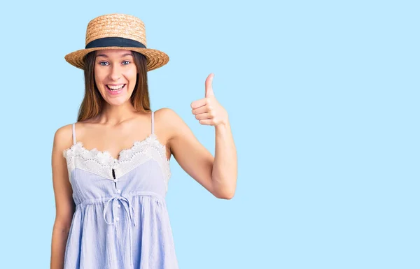 Vacker Brunett Ung Kvinna Bär Sommar Hatt Ler Glad Och — Stockfoto