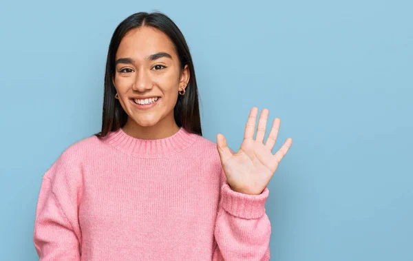 Junge Asiatin Lässigem Winterpullover Zeigt Mit Finger Nummer Fünf Nach — Stockfoto