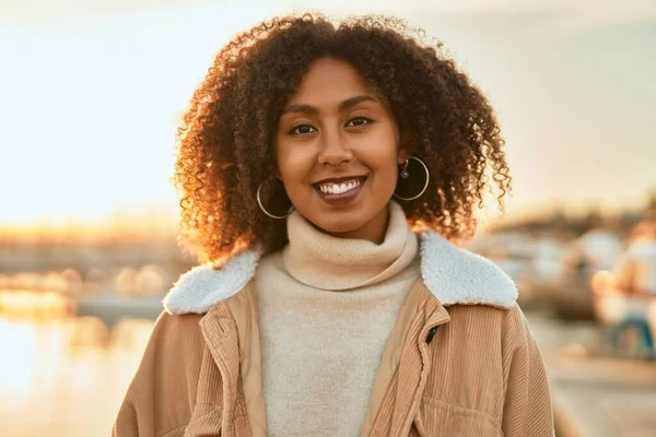 Jovem Afro Americana Sorrindo Feliz Cidade — Fotografia de Stock