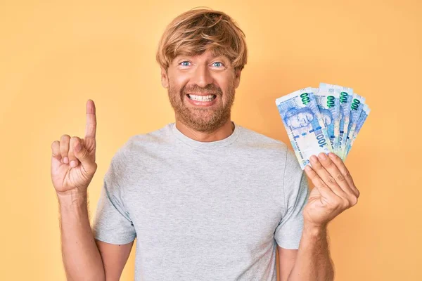 Joven Hombre Rubio Sosteniendo Billetes Rand Sudafricanos Sonriendo Con Una —  Fotos de Stock