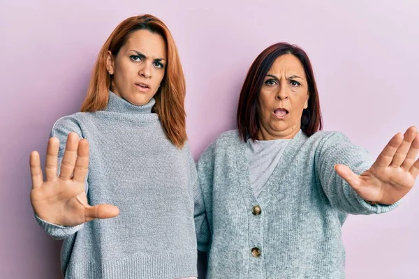 Madre Hija Latina Vestidas Con Ropa Casual Haciendo Stop Gesture — Foto de Stock