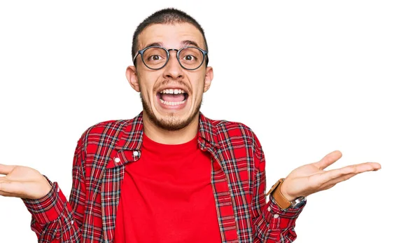 Hispanic Ung Man Bär Casual Kläder Firar Galen Och Förvånad — Stockfoto