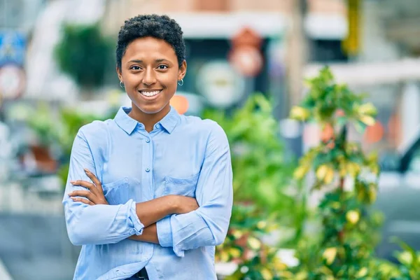 Joven Afroamericana Americana Con Los Brazos Cruzados Sonriendo Feliz Ciudad — Foto de Stock