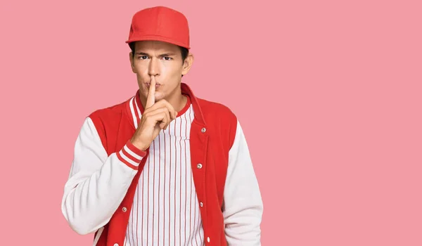 Hombre Caucásico Guapo Usando Uniforme Béisbol Pidiendo Estar Callado Con — Foto de Stock