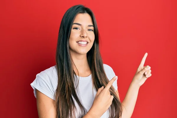 Mladá Brunetka Žena Sobě Ležérní Bílé Tričko Přes Červené Pozadí — Stock fotografie