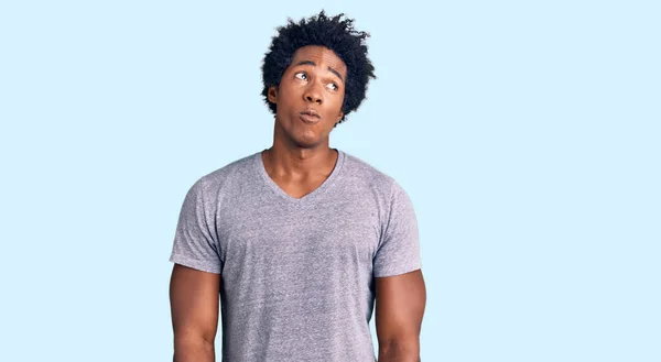 Schöner Afrikanisch Amerikanischer Mann Mit Afro Haaren Lässig Gekleidet Lächelnd — Stockfoto