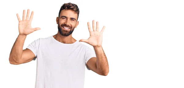 Jonge Spaanse Man Draagt Casual Witte Tshirt Tonen Wijzen Met — Stockfoto