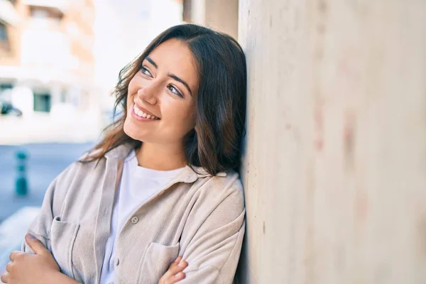 Joven Mujer Hispana Sonriendo Feliz Apoyada Pared Ciudad — Foto de Stock