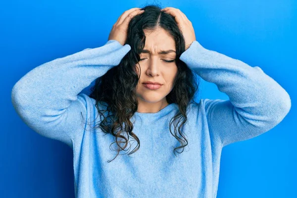 Mujer Morena Joven Con Pelo Rizado Con Ropa Casual Que — Foto de Stock