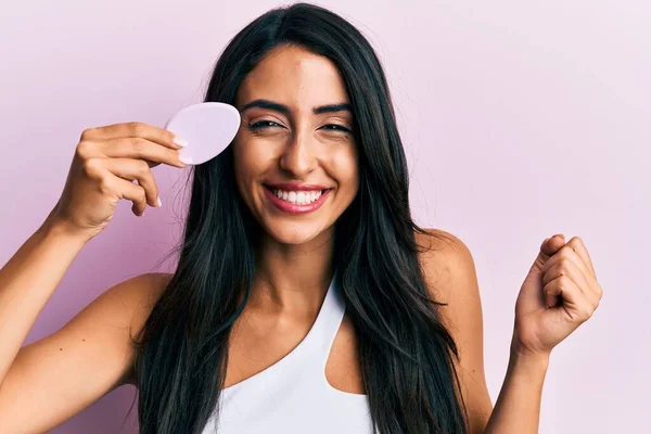 Hermosa Mujer Hispana Sosteniendo Esponja Maquillaje Gritando Orgullosa Celebrando Victoria —  Fotos de Stock