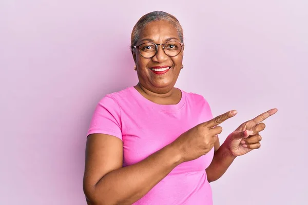 Mulher Americana Africana Sênior Vestindo Roupas Casuais Óculos Sorrindo Olhando — Fotografia de Stock