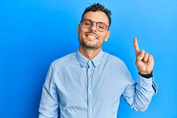 Jovem Hispânico Vestindo Roupas Casuais Óculos Mostrando Apontando Para Cima — Fotografia de Stock