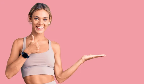 Hermosa Mujer Caucásica Vistiendo Ropa Deportiva Mostrando Palma Mano Haciendo — Foto de Stock