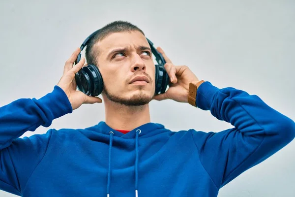 Jovem Hispânico Com Expressão Séria Usando Fones Ouvido Cidade — Fotografia de Stock