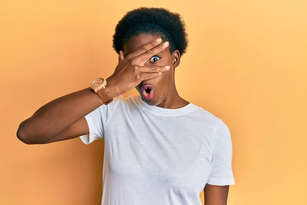 Junges Afrikanisch Amerikanisches Mädchen Lässigem Weißem Shirt Das Schockiert Gesicht — Stockfoto