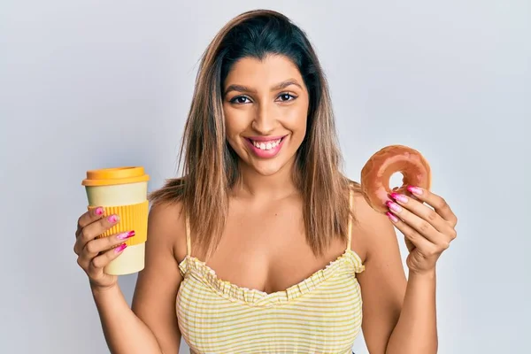 Güzel Esmer Kadın Donut Yiyor Kahve Içiyor Mutlu Havalı Bir — Stok fotoğraf