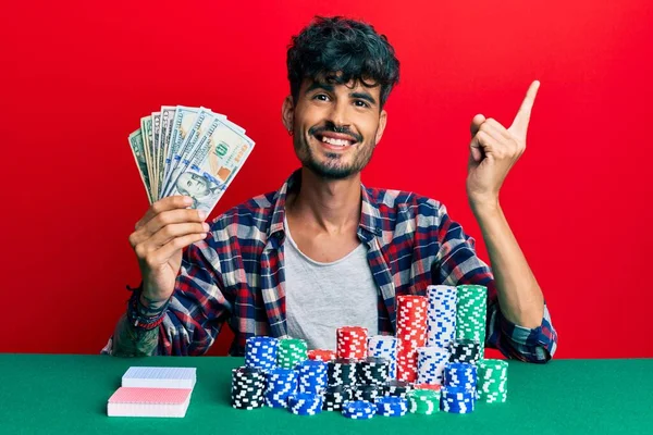 Jonge Latijns Amerikaanse Man Zit Tafel Met Poker Chips Kaarten — Stockfoto