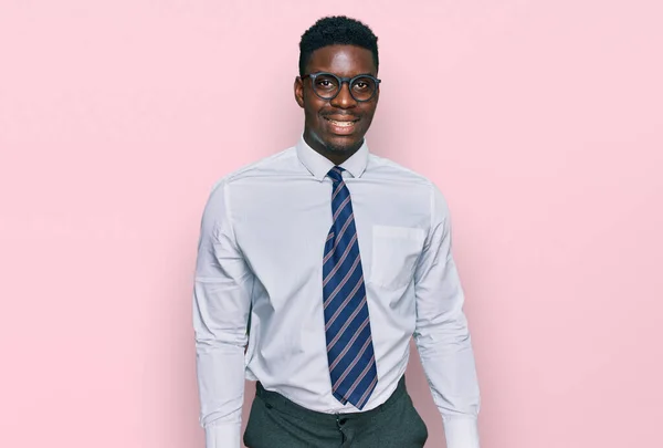 Beau Travail Homme Noir Portant Chemise Blanche Cravate Regardant Positif — Photo