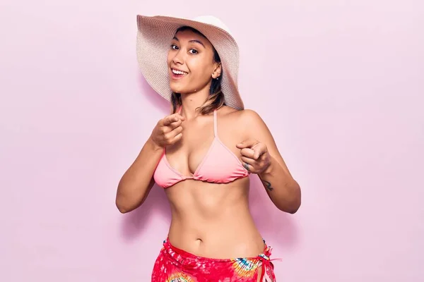 Mujer Joven Con Bikini Sombrero Señalando Con Los Dedos Cámara — Foto de Stock