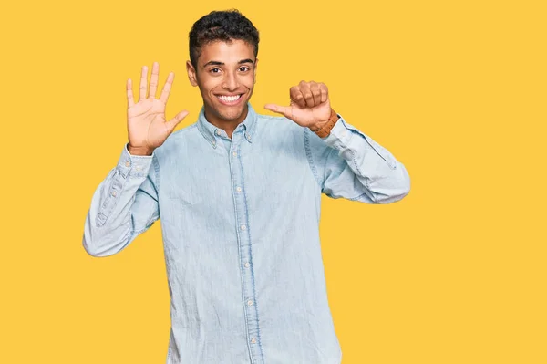 Joven Hombre Afroamericano Guapo Usando Ropa Casual Mostrando Apuntando Hacia —  Fotos de Stock