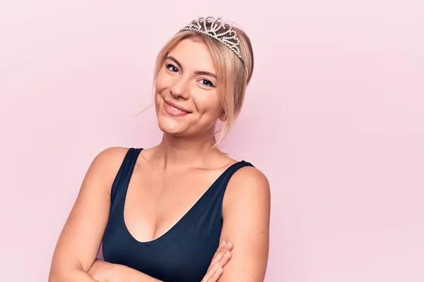 Young Beautiful Blonde Woman Wearing Princess Crown Isolated Pink Background — Zdjęcie stockowe