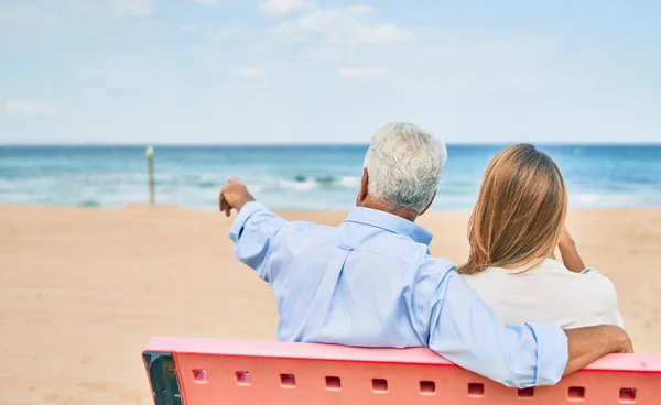 Middelbare Leeftijd Spaanse Echtpaar Achteraanzicht Zittend Bank Aan Het Strand — Stockfoto