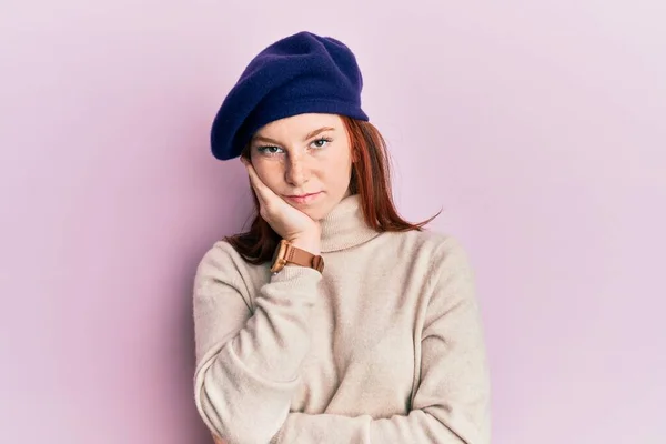 Νεαρό Κόκκινο Κεφάλι Κορίτσι Φορώντας Γαλλική Εμφάνιση Μπερέ Σκέψης Αναζητούν — Φωτογραφία Αρχείου