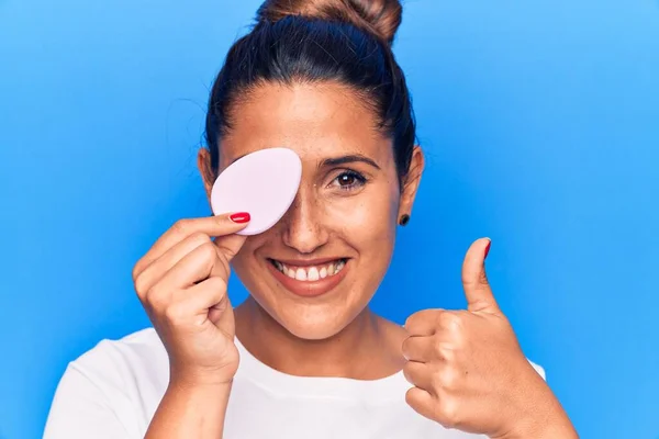 Ung Vacker Brunett Kvinna Håller Makeup Svamp Ler Glad Och — Stockfoto