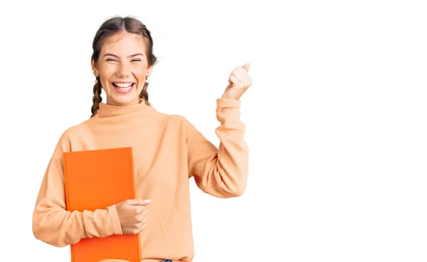 Mulher Branca Bonita Com Cabelo Loiro Segurando Livro Gritando Orgulhoso — Fotografia de Stock