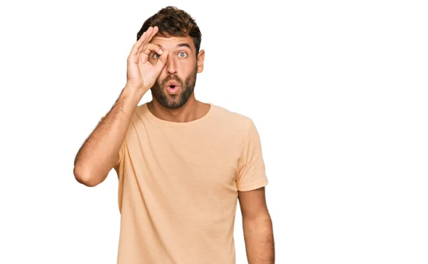 Bonito Jovem Com Barba Vestindo Camiseta Casual Fazendo Gesto Chocado — Fotografia de Stock