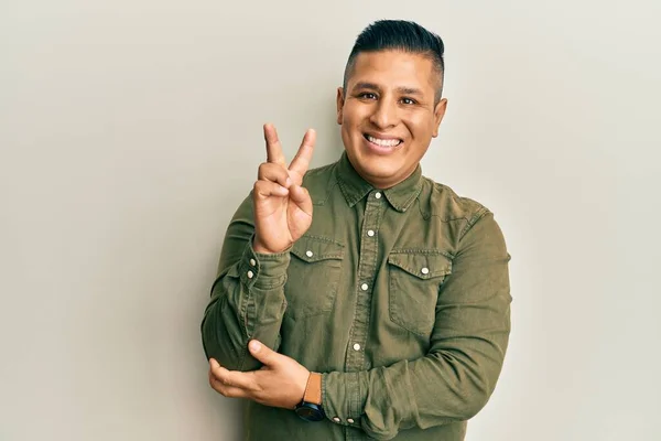 Jovem Latino Vestindo Roupas Casuais Sorrindo Com Rosto Feliz Piscando — Fotografia de Stock