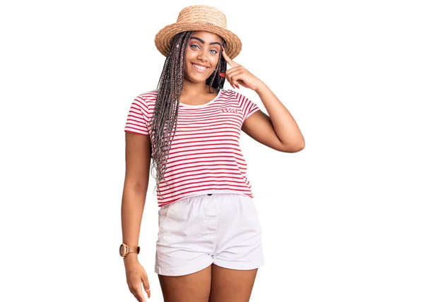 Mujer Afroamericana Joven Con Trenzas Con Sombrero Verano Sonriendo Apuntando —  Fotos de Stock