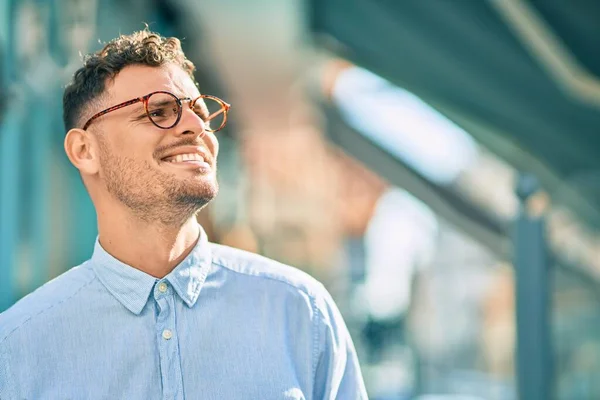 Ung Latinamerikansk Affärsman Ler Lycklig Stående Vid Staden — Stockfoto