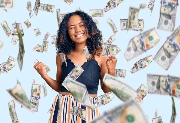 Mujer Afroamericana Joven Vistiendo Ropa Casual Emocionada Por Éxito Con —  Fotos de Stock