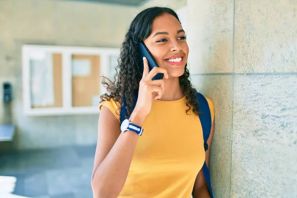 Jovem Estudante Afro Americana Menina Sorrindo Feliz Falando Smartphone Universidade — Fotografia de Stock