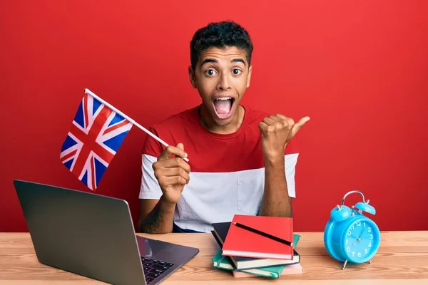 Jovem Homem Afro Americano Bonito Troca Estudante Segurando Bandeira Apontando — Fotografia de Stock