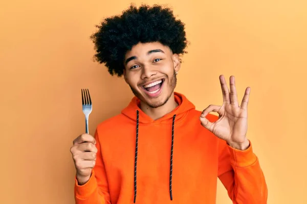 Jovem Homem Americano Africano Com Cabelo Afro Segurando Garfo Prata — Fotografia de Stock