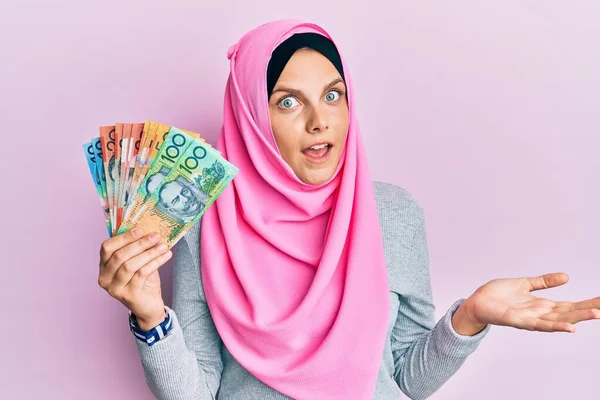 Νεαρή Καυκάσια Γυναίκα Που Φοράει Ισλαμική Μαντίλα Κρατώντας Τραπεζογραμμάτια Δολαρίων — Φωτογραφία Αρχείου