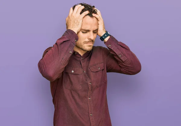 Młody Latynos Ubrany Luźne Ubrania Cierpiący Ból Głowy Zdesperowany Zestresowany — Zdjęcie stockowe