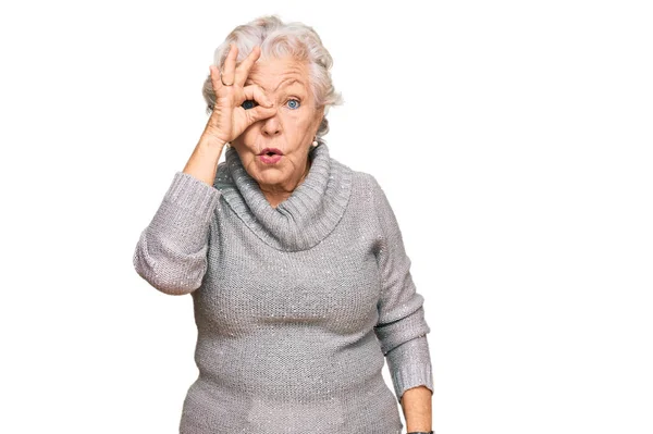 Femme Âgée Aux Cheveux Gris Portant Pull Hiver Décontracté Faisant — Photo