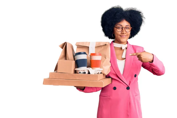 Jovem Afro Americana Vestindo Roupas Negócios Segurando Comida Entrega Sorrindo — Fotografia de Stock