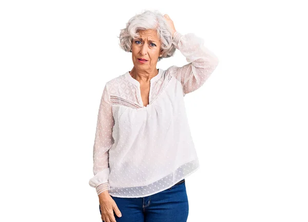 Oudere Grijsharige Vrouw Die Casual Kleding Draagt Verwart Vraagt Zich — Stockfoto
