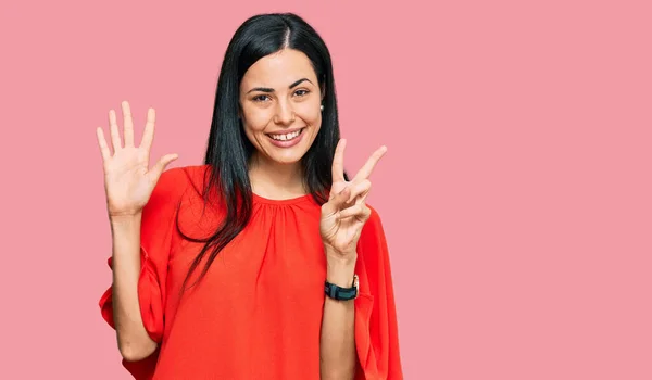 Mooie Jonge Vrouw Dragen Casual Kleding Tonen Wijzen Met Vingers — Stockfoto