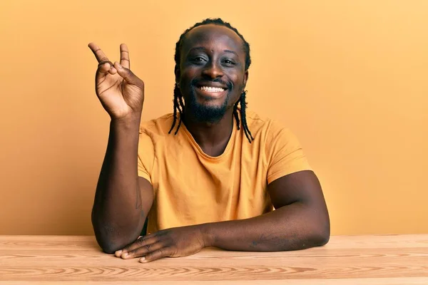 Guapo Joven Negro Vestido Con Ropa Casual Sentado Mesa Sonriendo — Foto de Stock